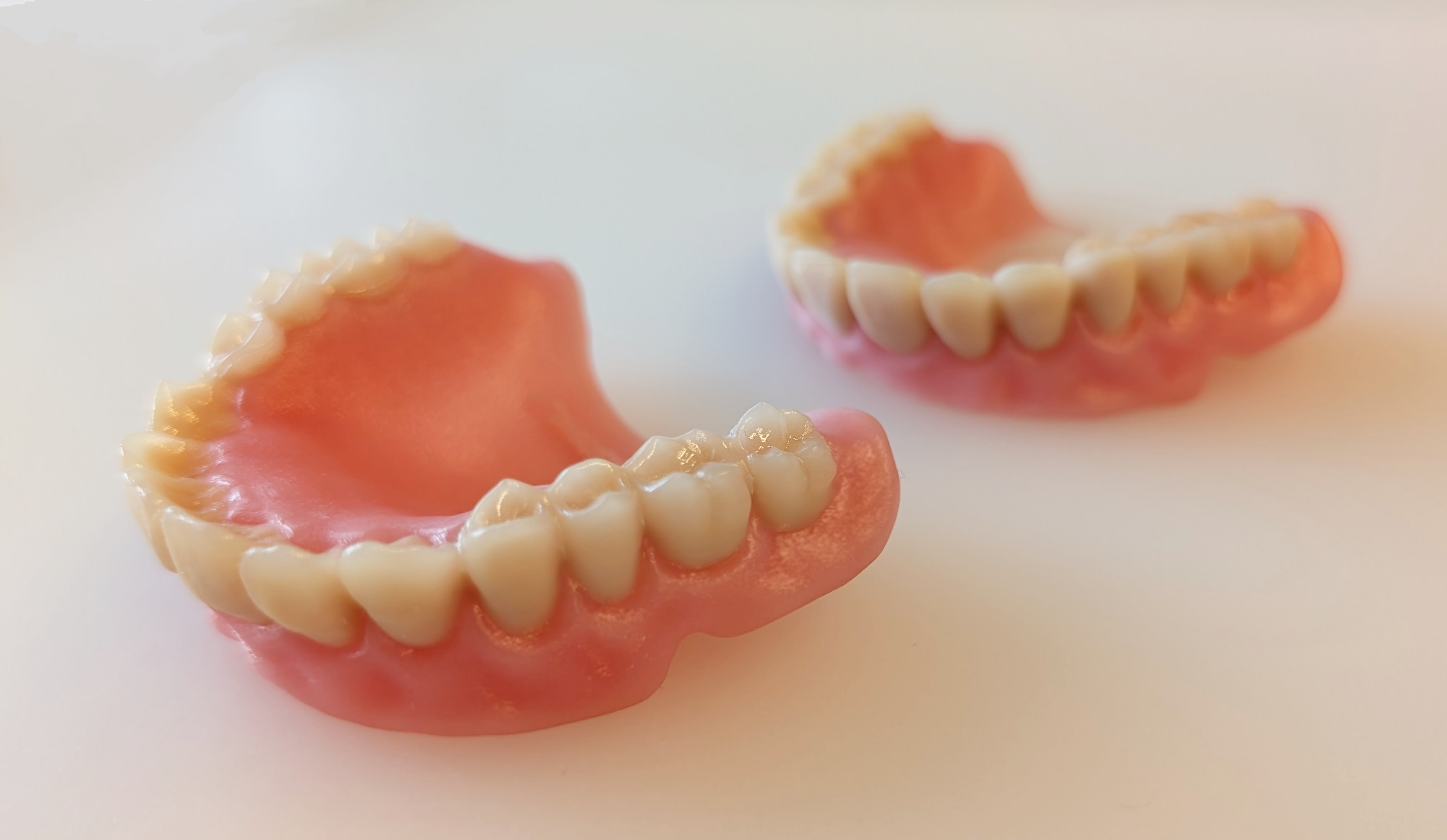 Photo of Novenda's dentures with full color management.png